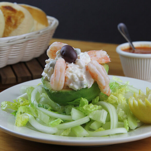 Aguacate relleno con Camarones