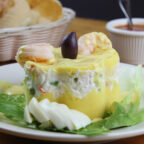 Causa con Camarones y Aguacate