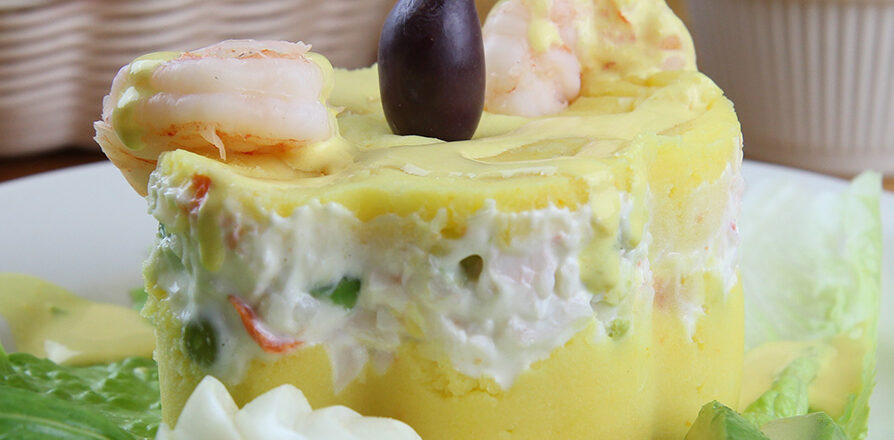 Causa con Camarones y Aguacate